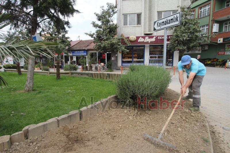 PARK VE BAHÇELER EKİPLERİ İLÇE MERKEZİNDE PEYZAJ ÇALIŞMALARINA BAŞLADI