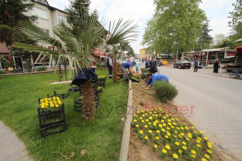 PARK VE BAHÇELER EKİPLERİ İLÇE MERKEZİNDE PEYZAJ ÇALIŞMALARINA BAŞLADI