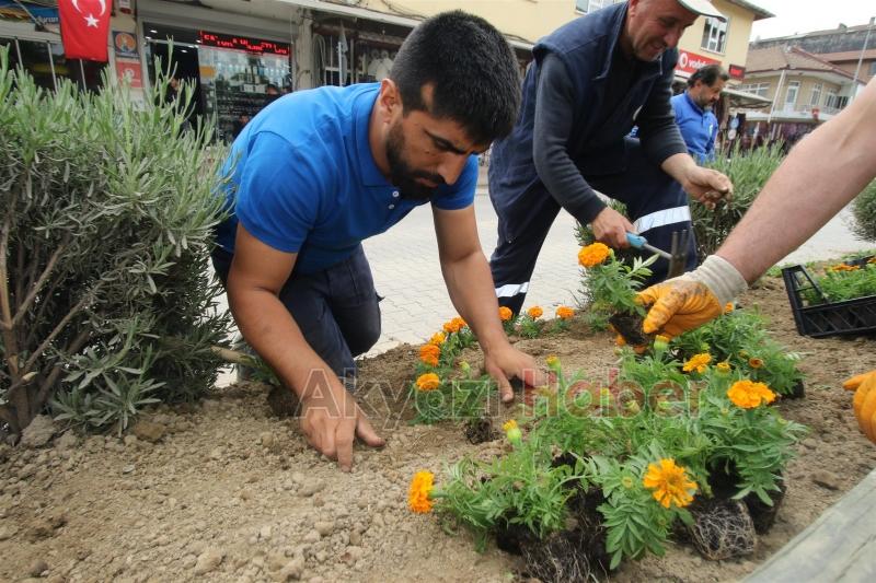 PARK VE BAHÇELER EKİPLERİ İLÇE MERKEZİNDE PEYZAJ ÇALIŞMALARINA BAŞLADI