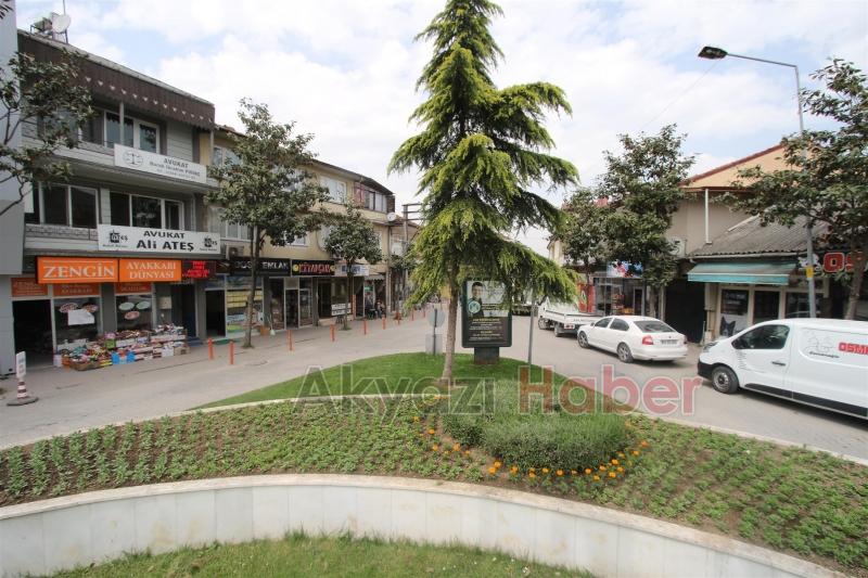 PARK VE BAHÇELER EKİPLERİ İLÇE MERKEZİNDE PEYZAJ ÇALIŞMALARINA BAŞLADI