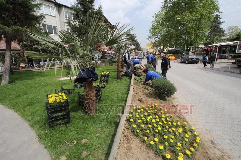 PARK VE BAHÇELER EKİPLERİ İLÇE MERKEZİNDE PEYZAJ ÇALIŞMALARINA BAŞLADI