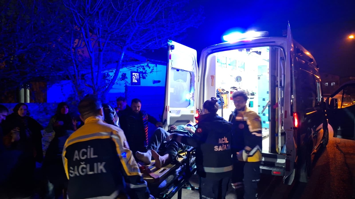 Pat patın çarptığı motosikletli yaralandı