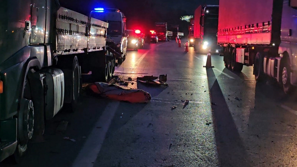 Patlayan lastiği değiştirirken tırın çarpması sonucu öldü