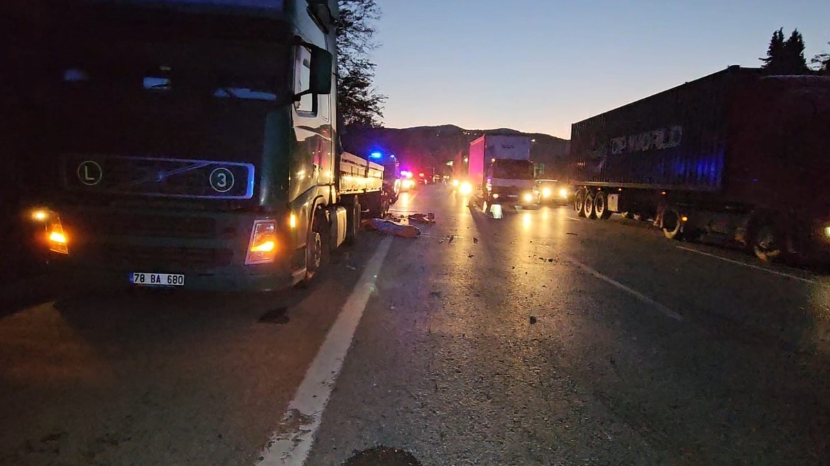 Patlayan lastiği değiştirirken tırın çarpması sonucu öldü