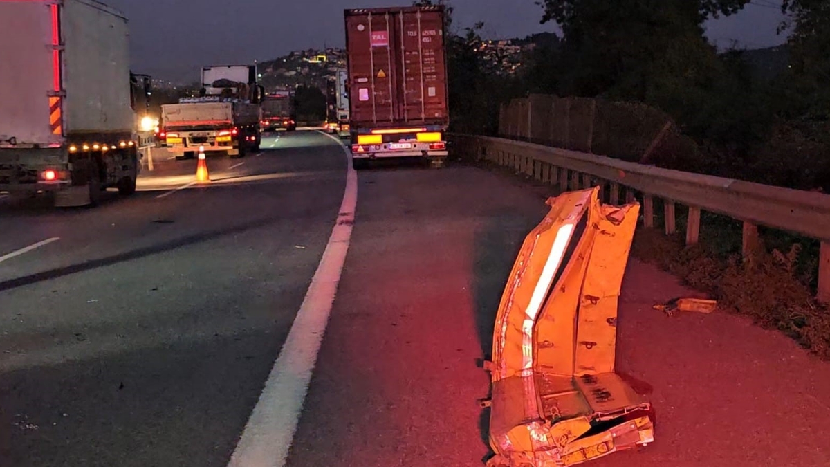 Patlayan lastiği değiştirirken tırın çarpması sonucu öldü