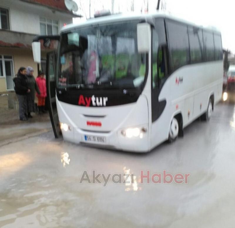 Patlayan Su Hattı Yolu Çökertti Minibüs Çöken Yolda Battı