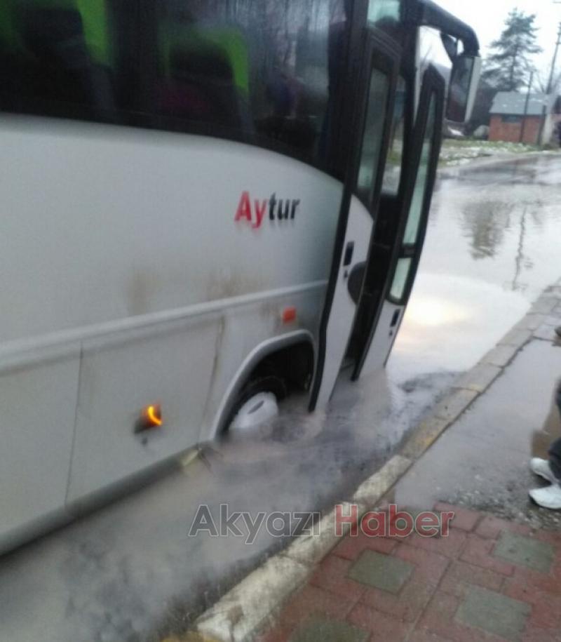 Patlayan Su Hattı Yolu Çökertti Minibüs Çöken Yolda Battı