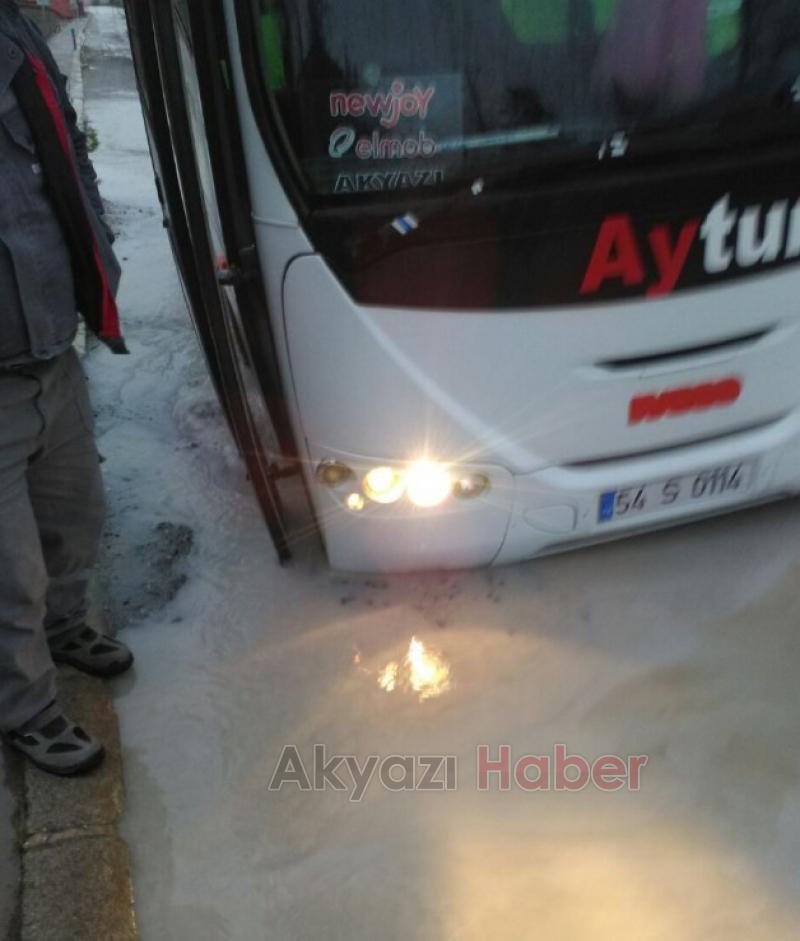 Patlayan Su Hattı Yolu Çökertti Minibüs Çöken Yolda Battı