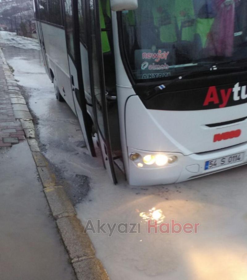 Patlayan Su Hattı Yolu Çökertti Minibüs Çöken Yolda Battı