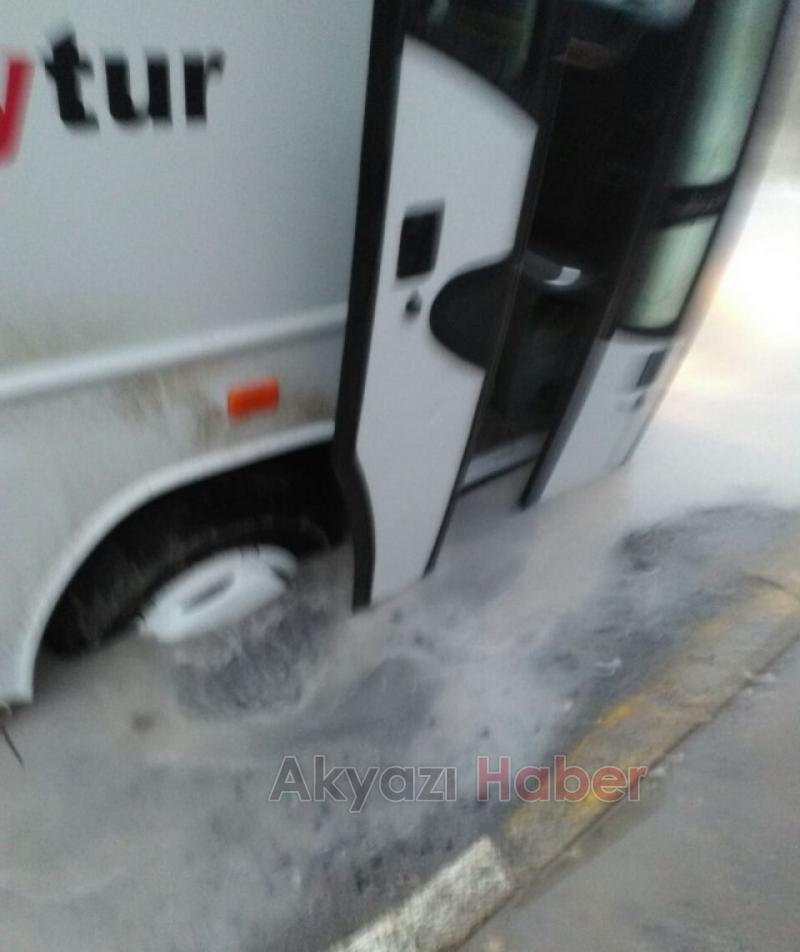 Patlayan Su Hattı Yolu Çökertti Minibüs Çöken Yolda Battı