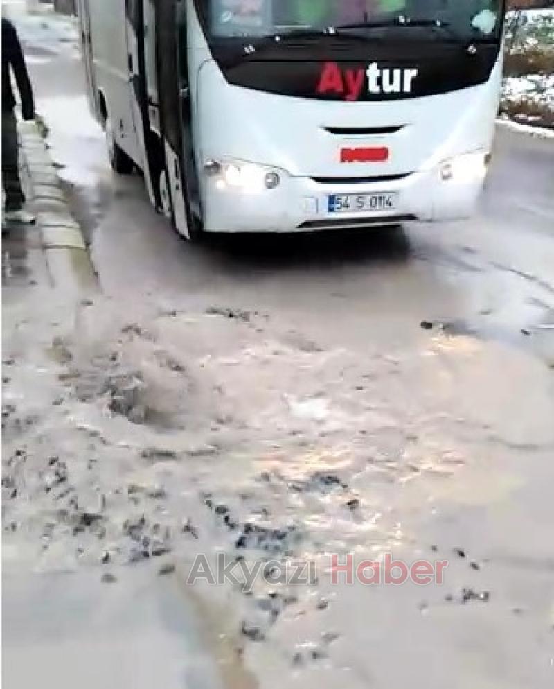 Patlayan Su Hattı Yolu Çökertti Minibüs Çöken Yolda Battı