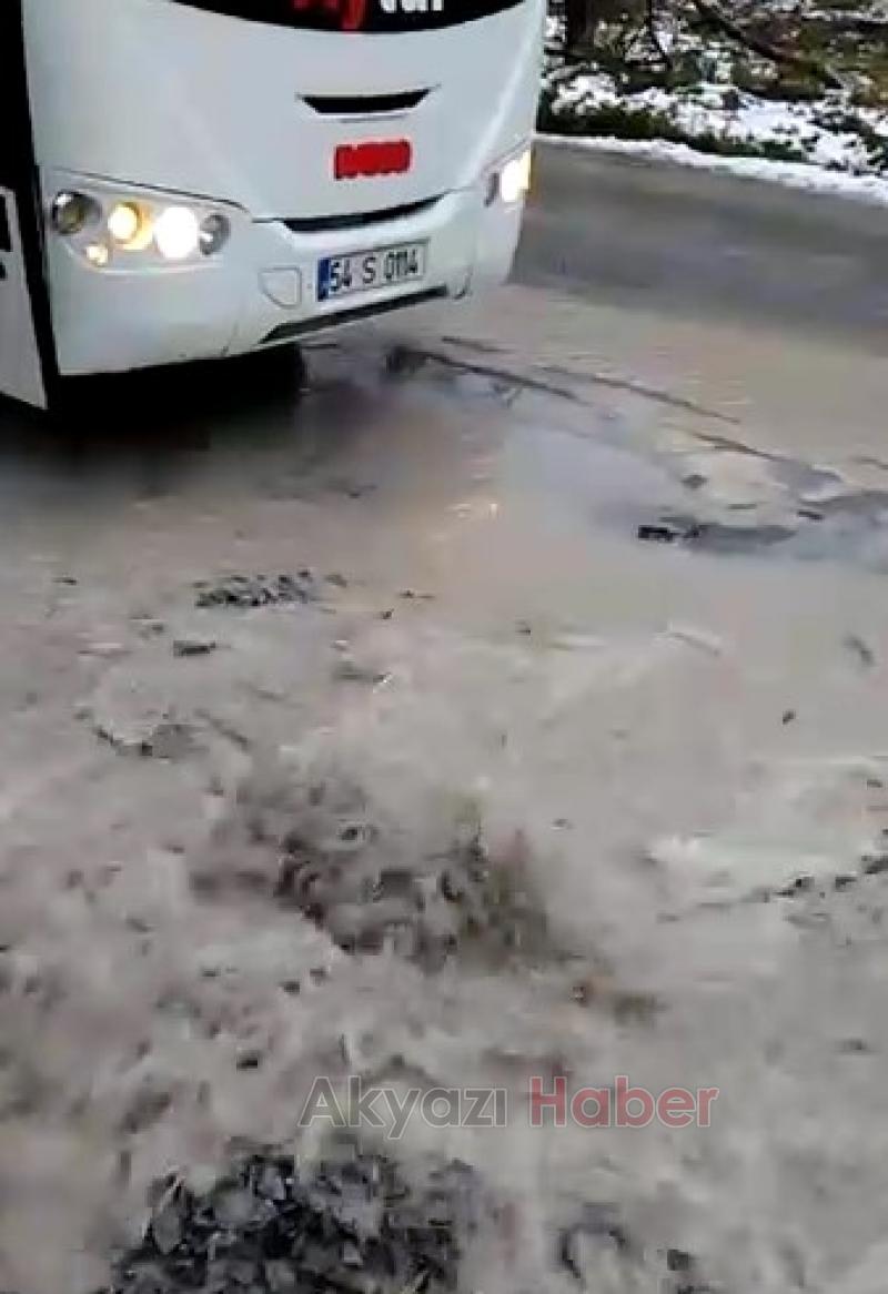 Patlayan Su Hattı Yolu Çökertti Minibüs Çöken Yolda Battı