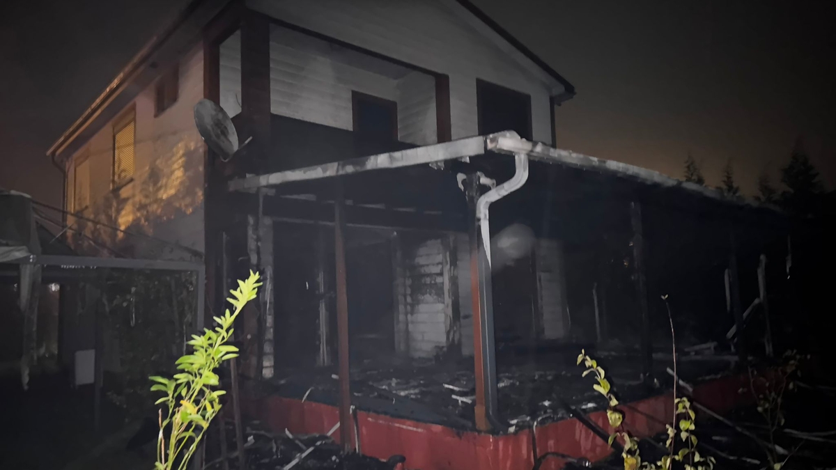 Pelet sobasından kalan köz, ahşap evi  yaktı