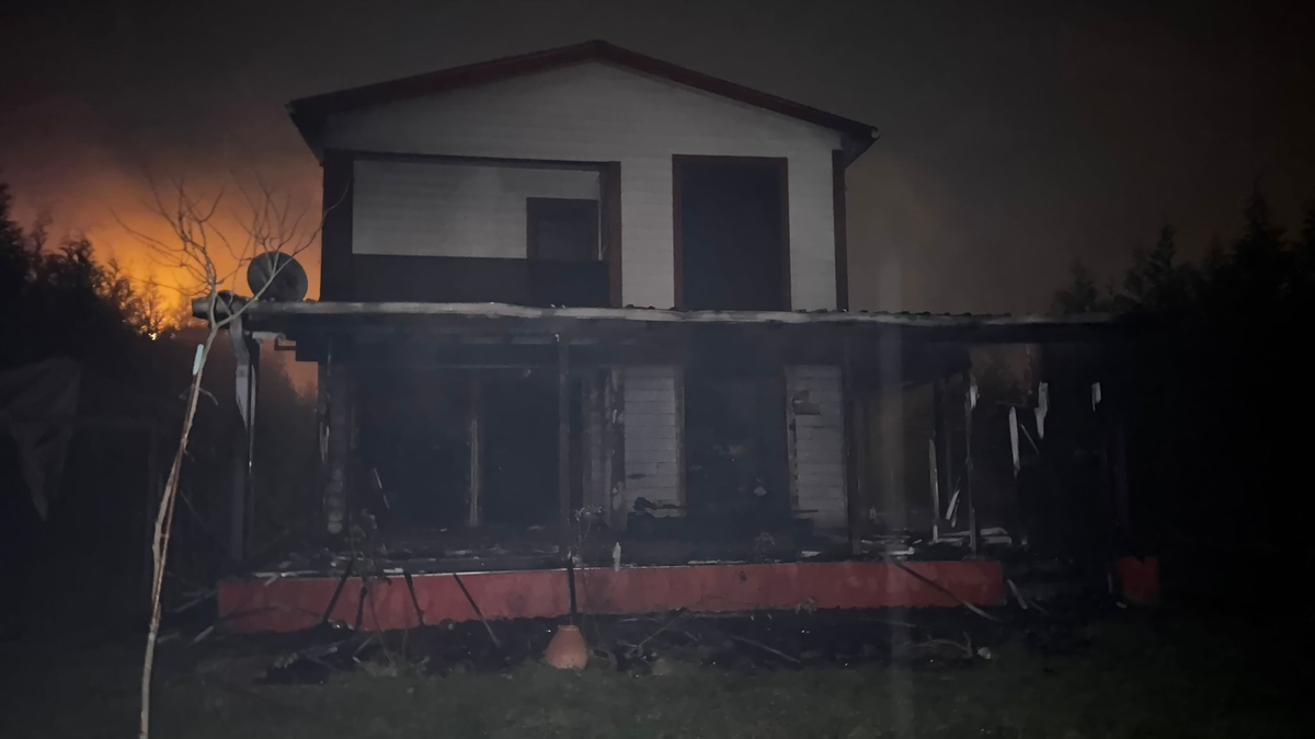 Pelet sobasından kalan köz, ahşap evi  yaktı