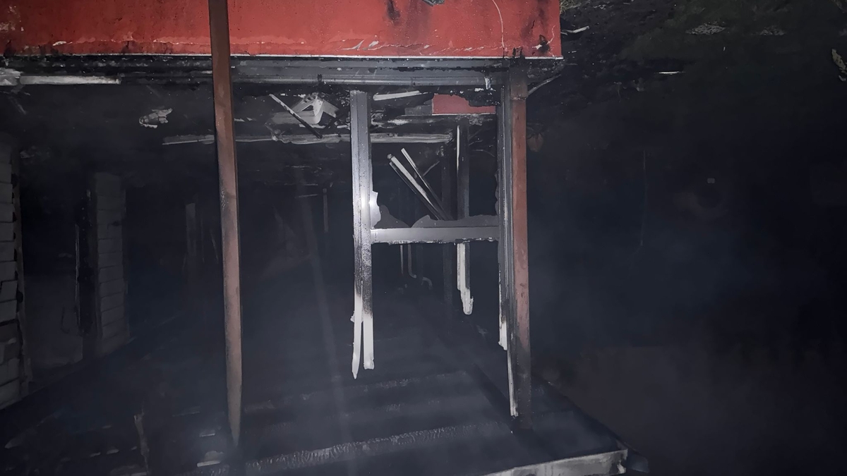 Pelet sobasından kalan köz, ahşap evi  yaktı