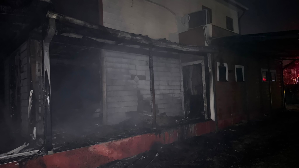 Pelet sobasından kalan köz, ahşap evi  yaktı