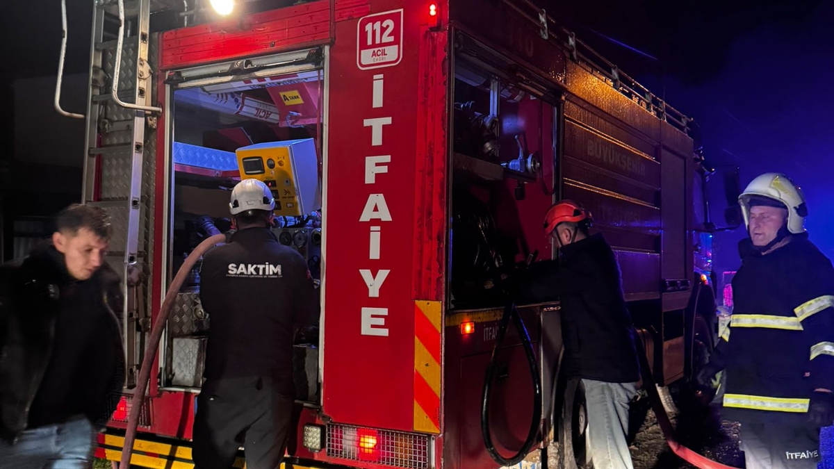 Pelet sobasından kalan köz, ahşap evi  yaktı