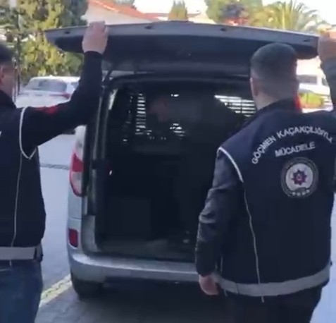 Polis ekipleri göçmen kaçakçısı ve kaçakları böyle yakaladı