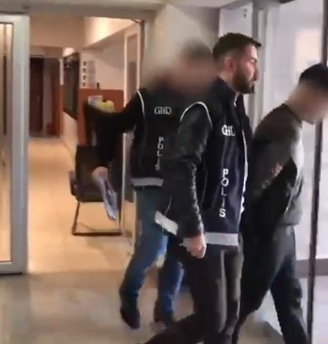 Polis ekipleri göçmen kaçakçısı ve kaçakları böyle yakaladı