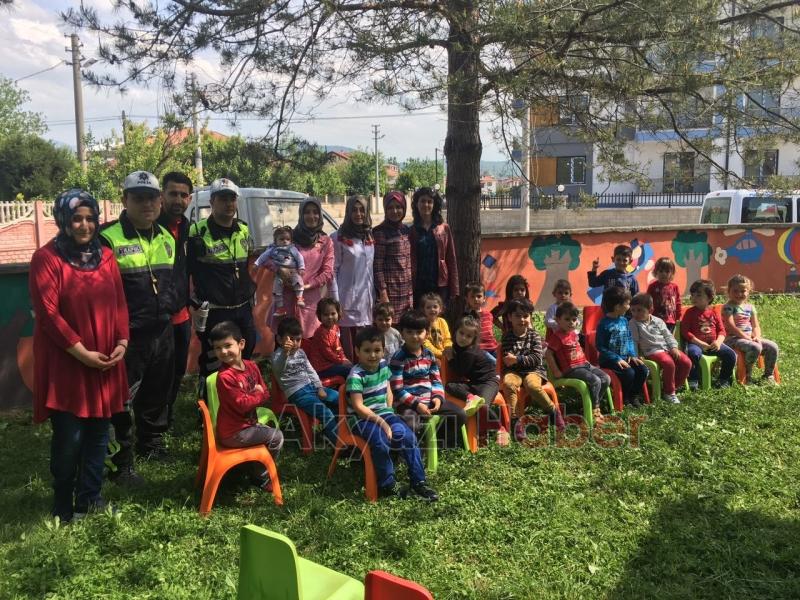 Polis Ekiplerinden Miniklere Ziyaret