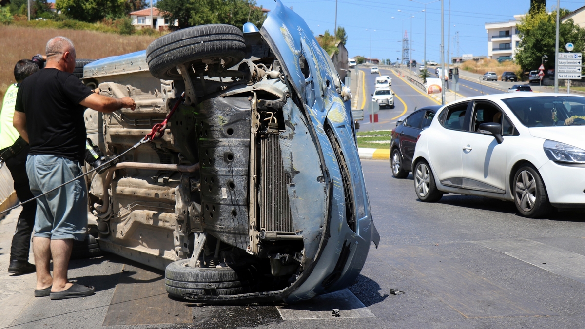  Polis kontrol noktası karşısında otomobil devrildi: 1 yaralı