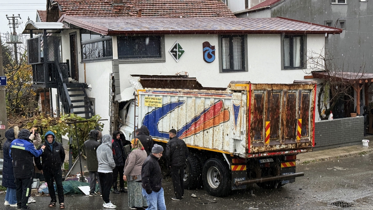  Polis kontrol noktası karşısında otomobil devrildi: 1 yaralı