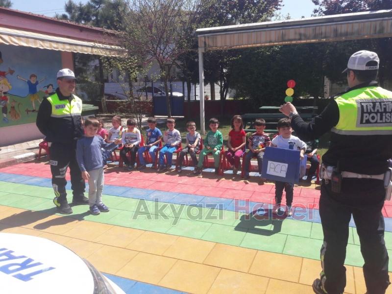 Polislerden Miniklere Trafik Eğitimi