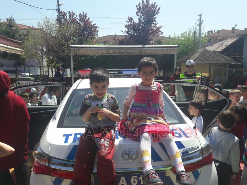 Polislerden Miniklere Trafik Eğitimi