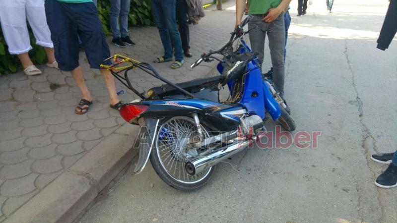 Polisten Kaçan Motosiklet Otomobile Çarptı