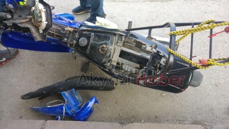 Polisten Kaçan Motosiklet Otomobile Çarptı