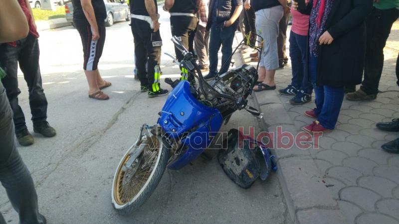 Polisten Kaçan Motosiklet Otomobile Çarptı