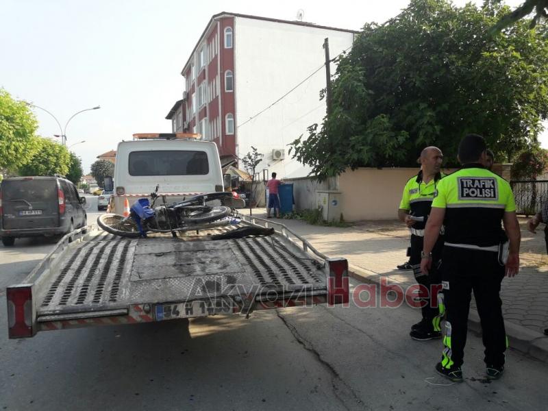 Polisten Kaçan Motosiklet Otomobile Çarptı