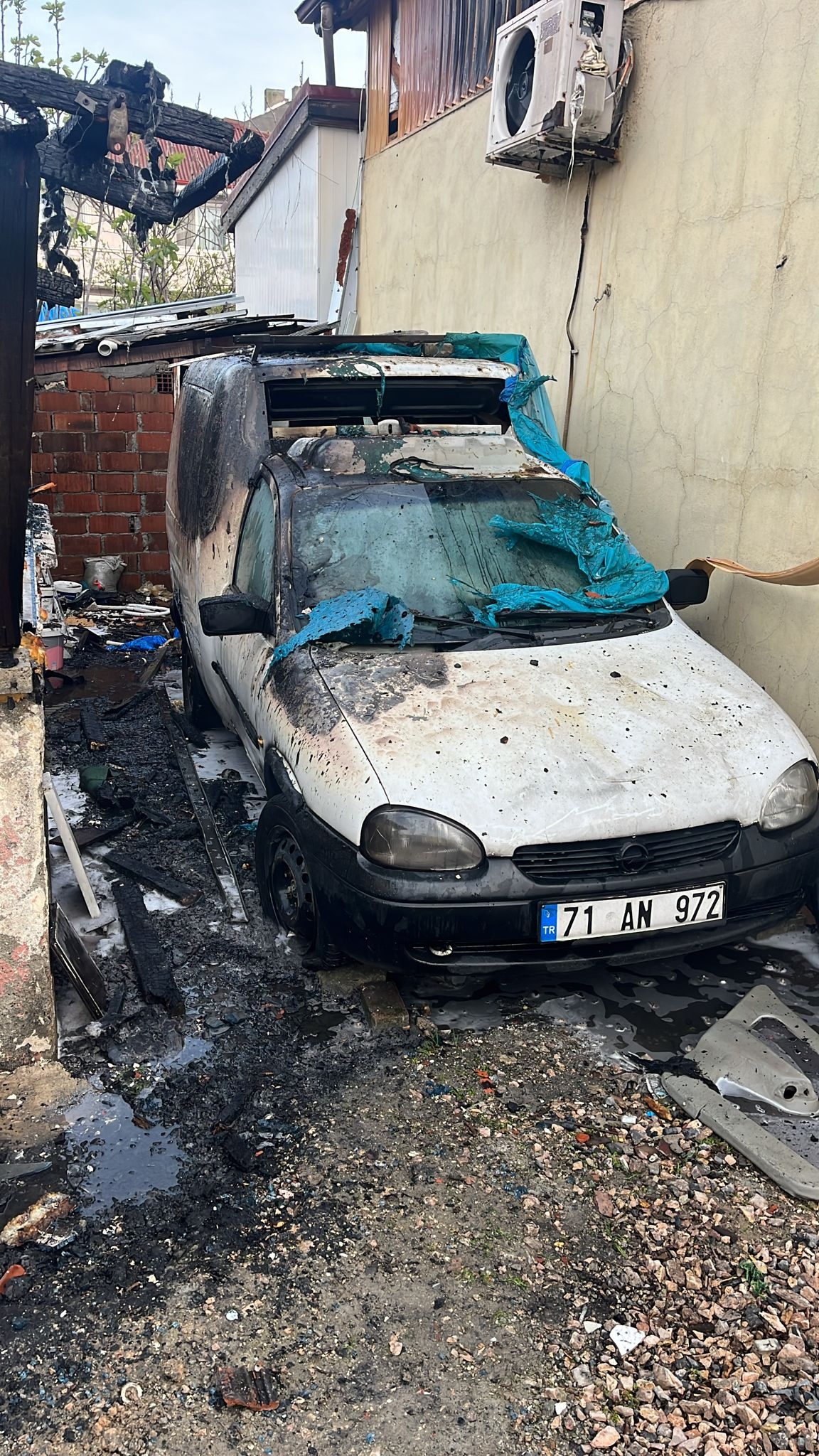 Psikolojik sorunları olan kız evi ateşe verdi iddiası