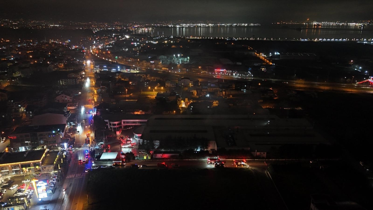 Raf imalatı yapılan fabrika yandı