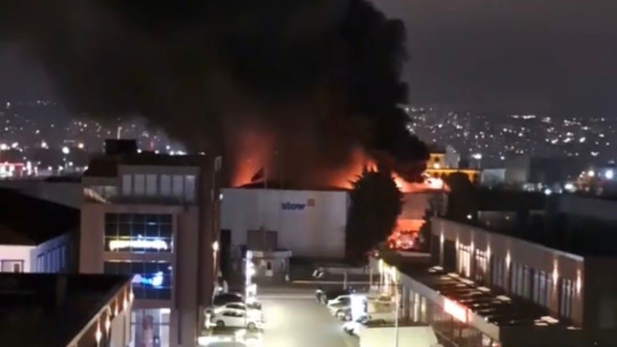 Raf imalatı yapılan fabrika yandı