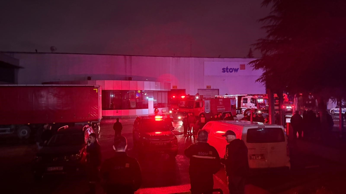 Raf imalatı yapılan fabrika yandı