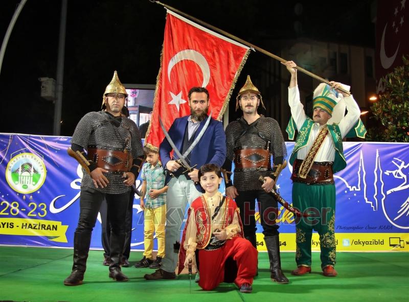 RAMAZAN ETKİNLİKLERİNDE PAYİTAHT ABDÜLHAMİT DİZİSİ OYUNCUSUNA YOĞUN İLGİ 