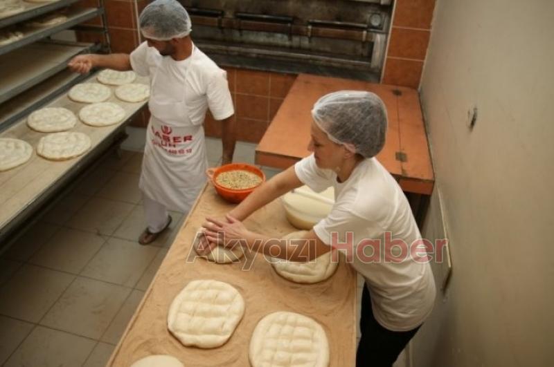 Ramazan pidesine kadın eli değdi