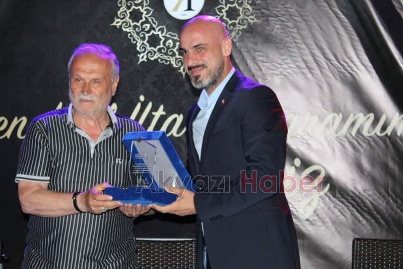 RATED'DEN AKYAZI FM'E PLAKET