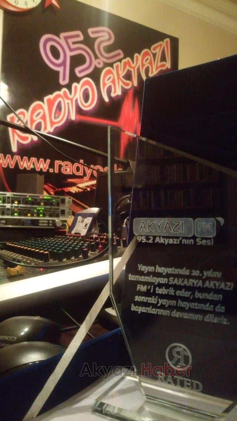 RATED'DEN AKYAZI FM'E PLAKET