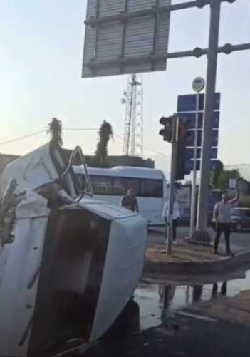 Refüje ve aydınlatma direğine çarptı: 1 ağır yaralı
