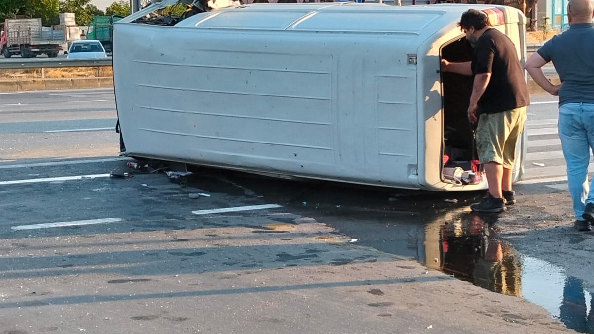 Refüje ve aydınlatma direğine çarptı: 1 ağır yaralı