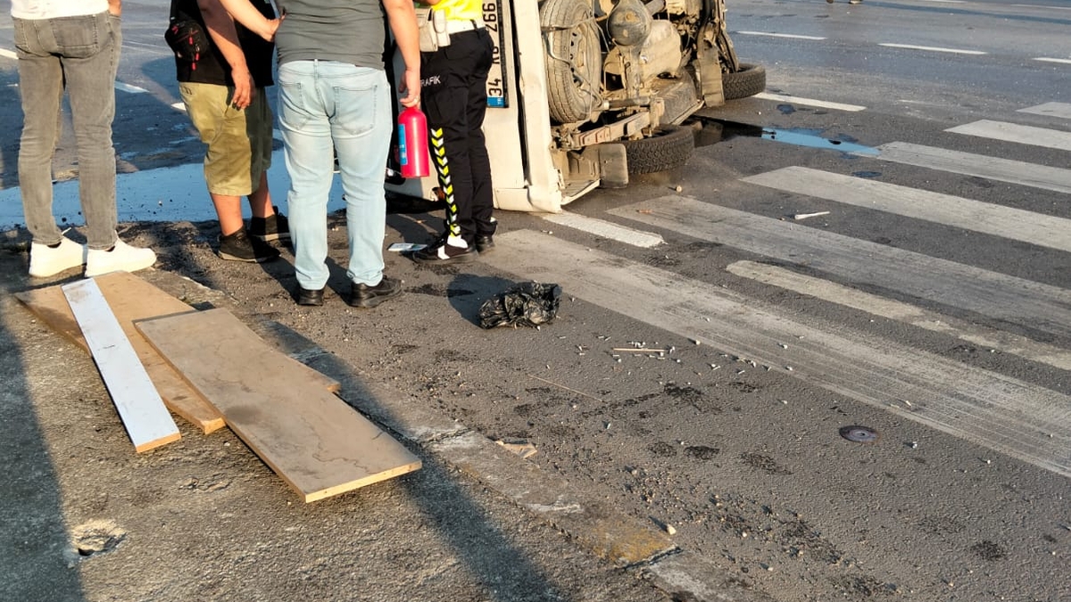 Refüje ve aydınlatma direğine çarptı: 1 ağır yaralı