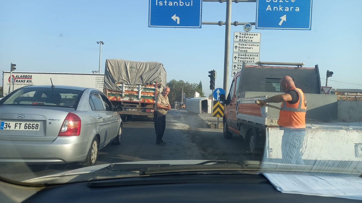 Refüje ve aydınlatma direğine çarptı: 1 ağır yaralı