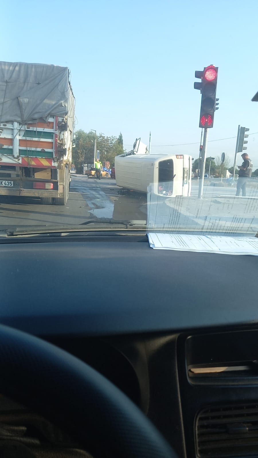 Refüje ve aydınlatma direğine çarptı: 1 ağır yaralı