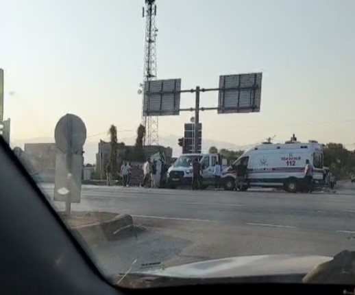 Refüje ve aydınlatma direğine çarptı: 1 ağır yaralı