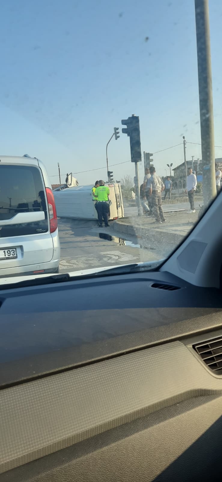 Refüje ve aydınlatma direğine çarptı: 1 ağır yaralı