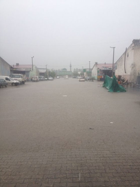 Akyazı'da Aralıksız Yağan Yağmur Sanayi Esnafına Zor Anlar Yaşattı