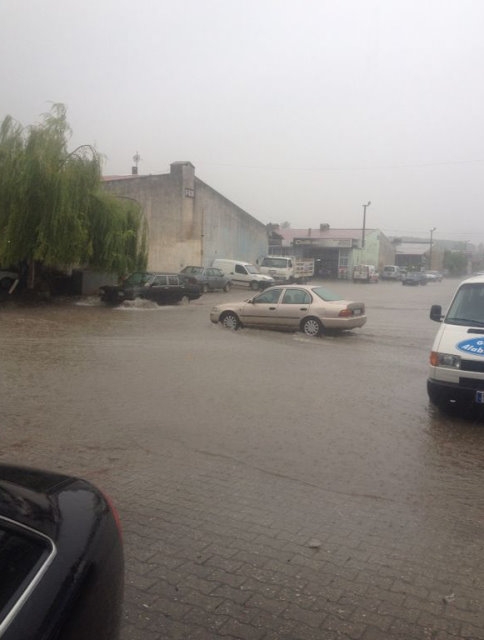 Akyazı'da Aralıksız Yağan Yağmur Sanayi Esnafına Zor Anlar Yaşattı