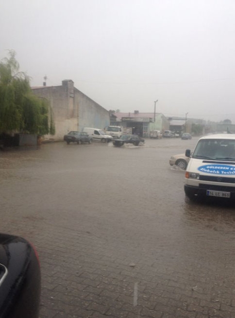 Akyazı'da Aralıksız Yağan Yağmur Sanayi Esnafına Zor Anlar Yaşattı